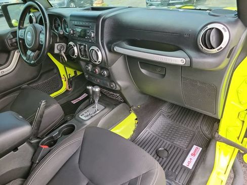 Used 2016 Jeep Wrangler Unlimited Sahara w/ Connectivity Group AWD/4WD image 11
