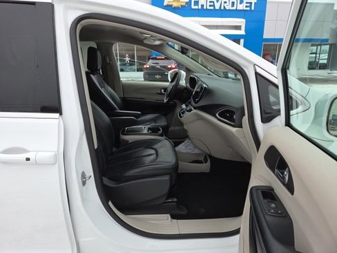 Used 2022 Chrysler Pacifica Touring-L image 45