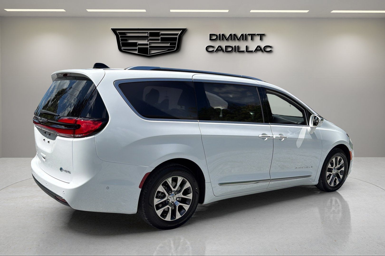 Used 2024 Chrysler Pacifica Pinnacle FWD image 5