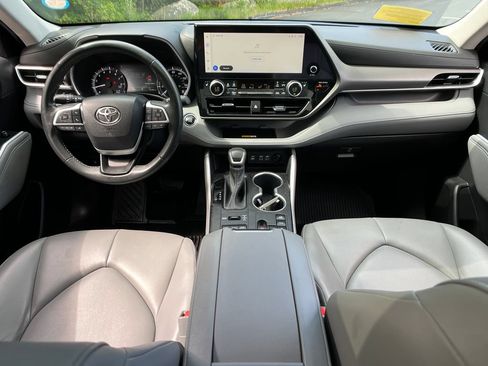 Used 2023 Toyota Highlander XLE AWD/4WD image 11