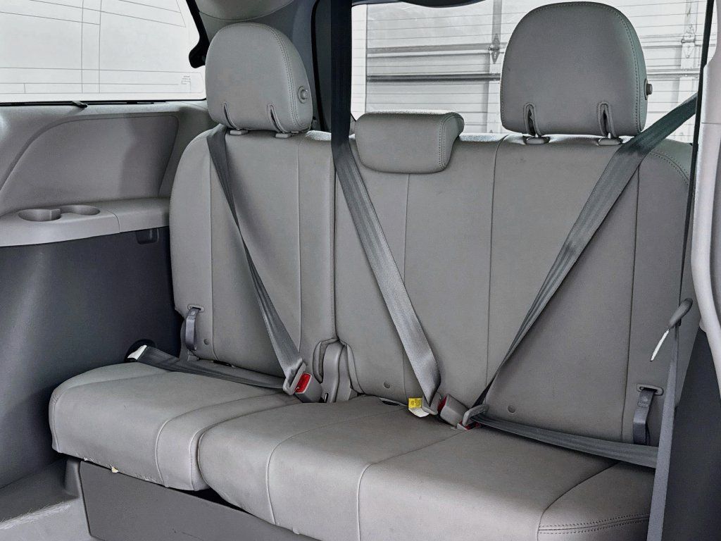 Used 2018 Toyota Sienna Limited FWD image 12