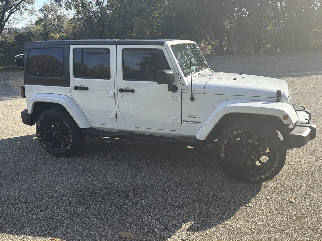 Used 2017 Jeep Wrangler Unlimited Sahara w/ Connectivity Group AWD/4WD image 5