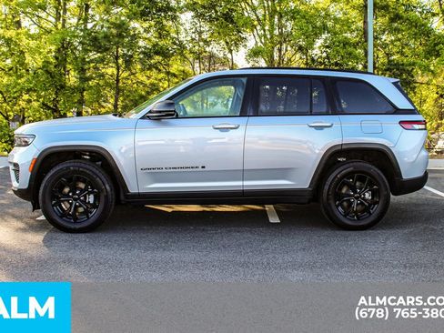 Used 2025 Jeep Grand Cherokee Altitude AWD/4WD image 6