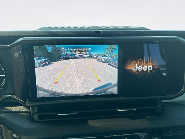 Used 2025 Jeep Wrangler Unlimited Sahara w/ Safety Group AWD/4WD image 17