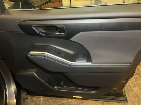 Used 2023 Toyota Highlander L FWD image 16