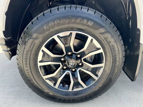 Used 2022 Toyota Tacoma TRD Sport AWD/4WD image 9