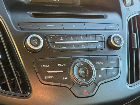 Used 2016 Ford Focus SE w/ Reverse Sensing Package image 27