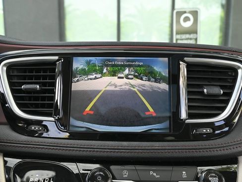 Used 2020 Chrysler Pacifica Limited image 32