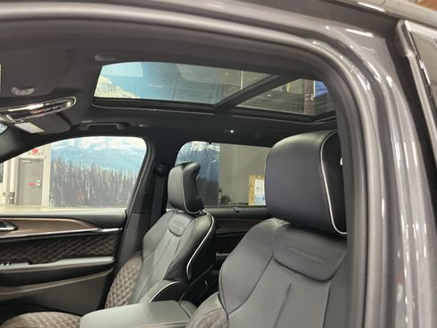 New 2025 Jeep Grand Cherokee L Summit w/ Luxury Tech Group V AWD/4WD image 19