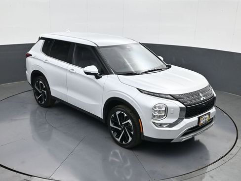 Used 2024 Mitsubishi Outlander SE image 16