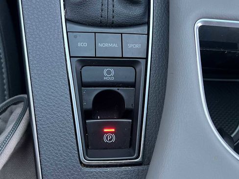 Used 2022 Toyota Avalon XLE image 11