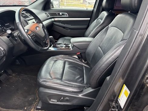 Used 2017 Ford Explorer XLT w/ Equipment Group 202A image 10