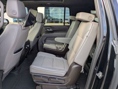 Used 2023 GMC Yukon XL SLT w/ SLT Premium Package image 11