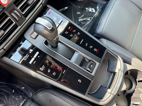 Used 2025 Porsche Macan AWD/4WD image 30