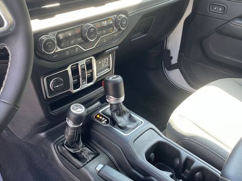 Used 2025 Jeep Wrangler Sahara image 35