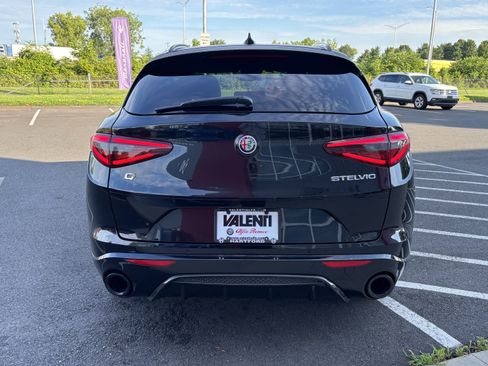 Used 2023 Alfa Romeo Stelvio Veloce AWD/4WD image 7