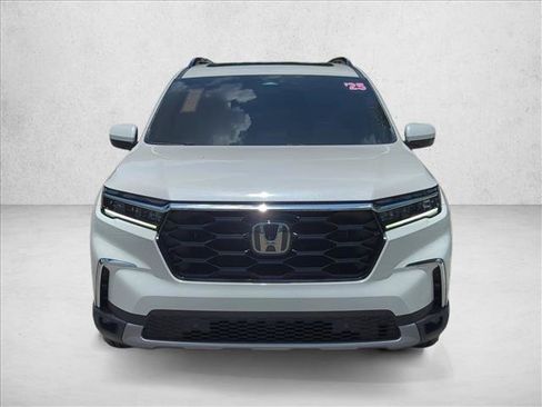 Used 2025 Honda Pilot Touring image 2