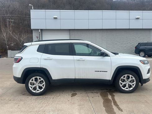 Used 2024 Jeep Compass Latitude image 3