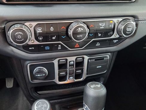 Used 2025 Jeep Wrangler Unlimited Sahara AWD/4WD image 43