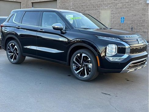 Used 2025 Mitsubishi Outlander SE image 3