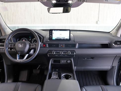 Used 2025 Honda Pilot Touring image 16