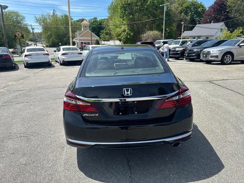 Used 2017 Honda Accord EX image 10