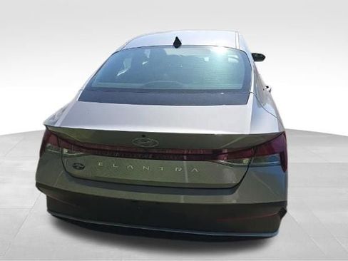 Used 2025 Hyundai Elantra SE FWD image 5