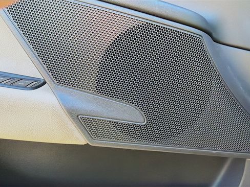 Used 2018 Jaguar XE Premium image 22