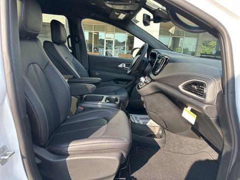 New 2026 Chrysler Pacifica Select image 48