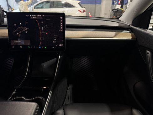 Used 2021 Tesla Model Y Long Range image 27