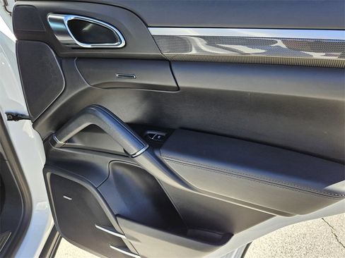 Used 2016 Porsche Cayenne Turbo image 34