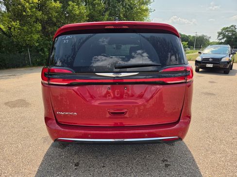 Used 2025 Chrysler Pacifica Select FWD image 5