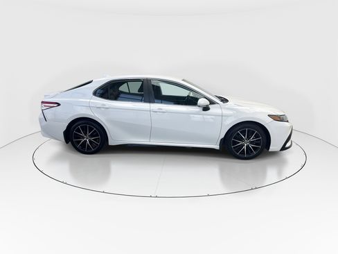 Used 2022 Toyota Camry SE image 9