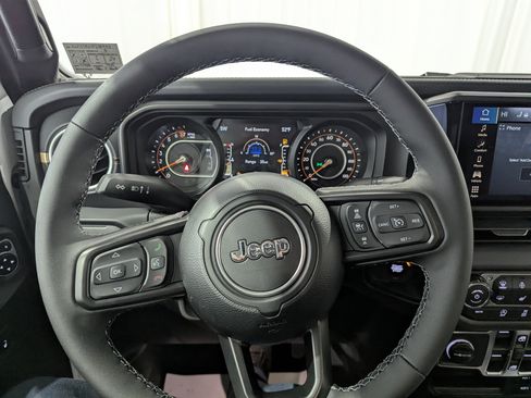 Used 2026 Jeep Gladiator Sport AWD/4WD image 16
