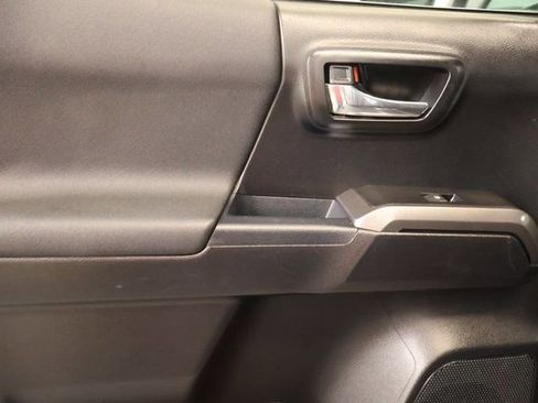 Used 2018 Toyota Tacoma TRD Sport w/ Technology Package image 28