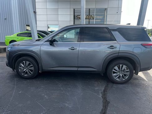 Used 2024 Nissan Pathfinder S image 2