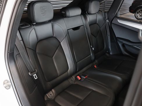 Certified 2026 Porsche Macan AWD/4WD image 6