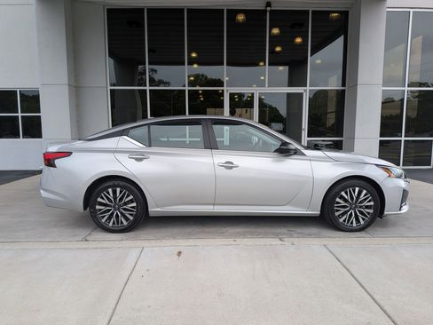 Used 2025 Nissan Altima 2.5 SV FWD image 2