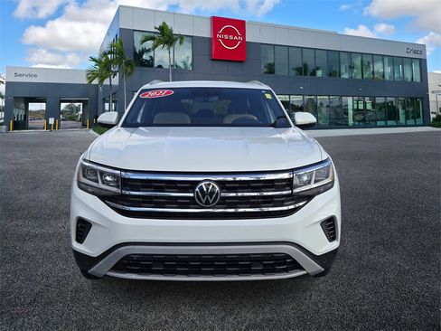 Used 2021 Volkswagen Atlas Cross Sport SE w/ Panoramic Sunroof Package image 2