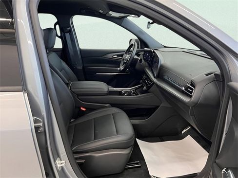 Used 2025 Chevrolet Traverse LT image 12