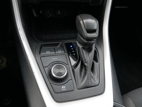 Used 2021 Toyota RAV4 LE image 24