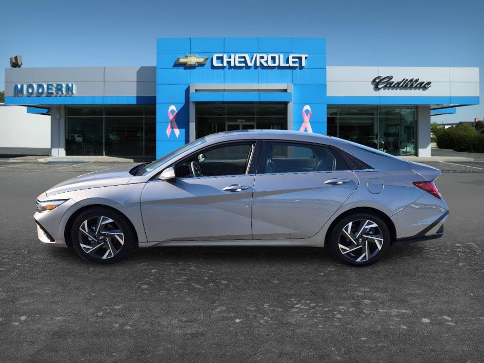 Used 2025 Hyundai Elantra SEL FWD image 2