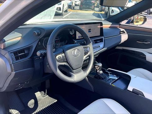 Used 2025 Lexus ES 300h w/ Premium Package image 17