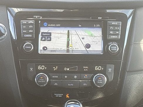 Used 2017 Nissan Rogue SL image 29