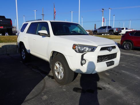 Used 2015 Toyota 4Runner SR5 image 2