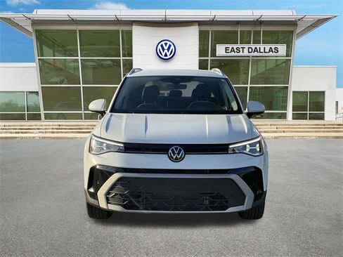 Certified 2025 Volkswagen Taos SE image 6