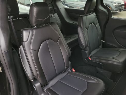 Used 2025 Chrysler Voyager LX image 35