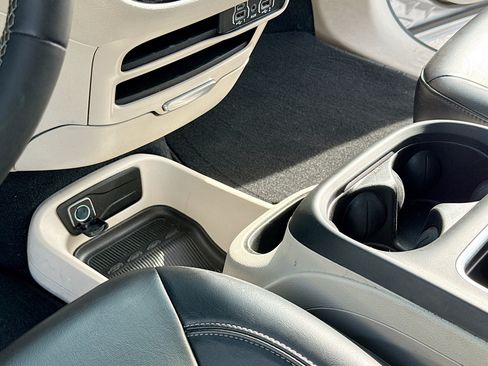 Used 2023 Chrysler Pacifica Touring-L FWD image 11