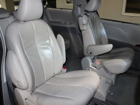 Used 2014 Toyota Sienna XLE FWD image 23