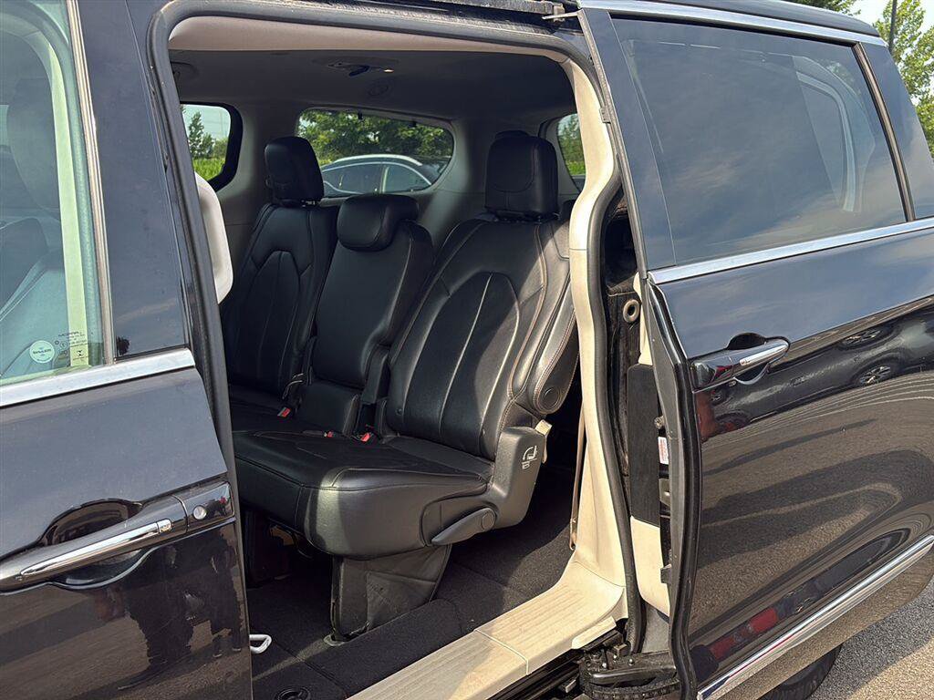 Used 2017 Chrysler Pacifica Touring-L FWD image 14